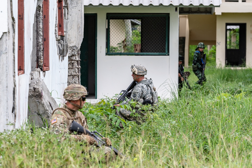 Idaho and Montana Army National Guard Soldiers conduct air assault operations training with the Royal Thai Army