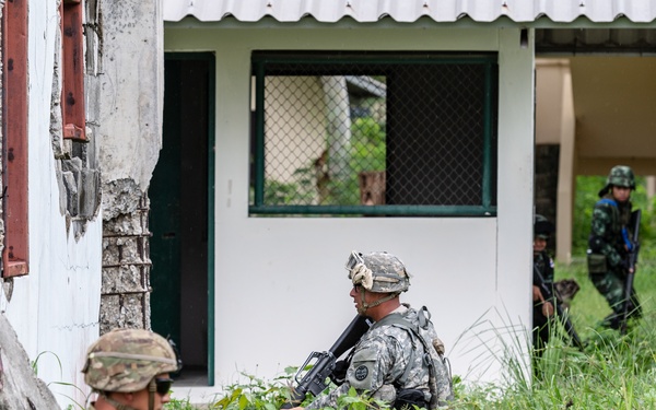 Idaho and Montana Army National Guard Soldiers conduct air assault operations training with the Royal Thai Army
