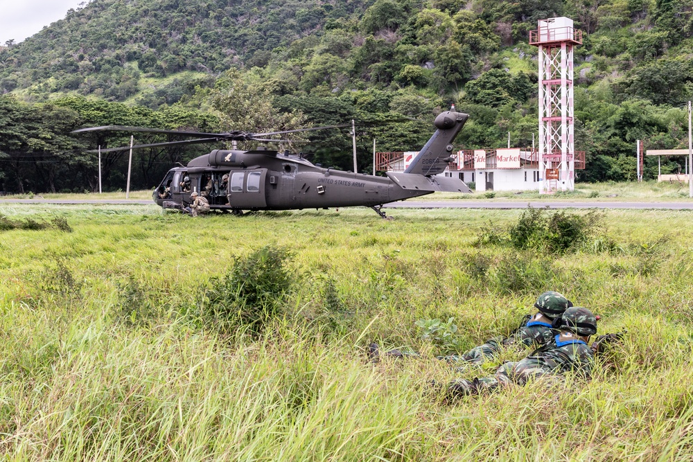 Idaho and Montana Army National Guard Soldiers conduct air assault operations training with the Royal Thai Army