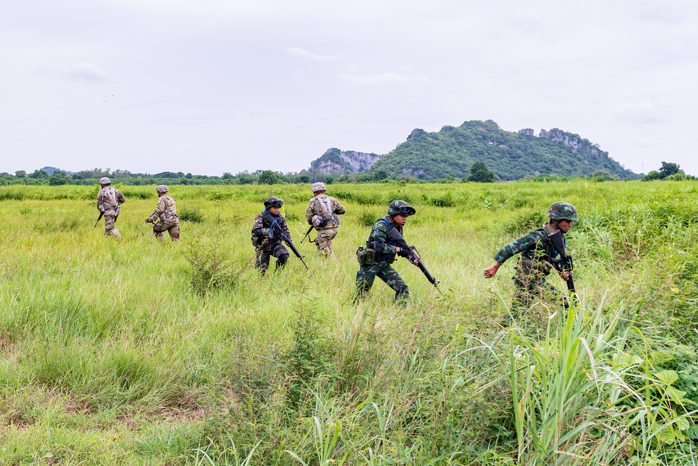 Idaho and Montana Army National Guard Soldiers conduct air assault operations training with the Royal Thai Army