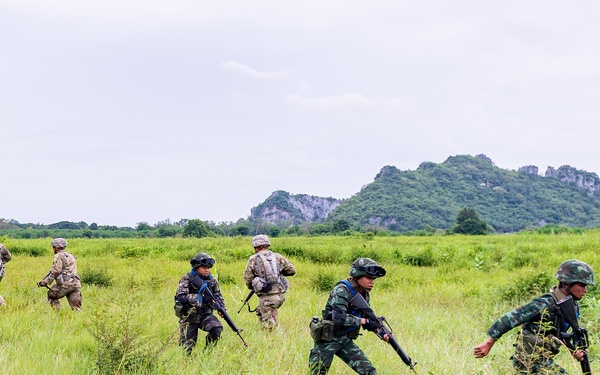 Idaho and Montana Army National Guard Soldiers conduct air assault operations training with the Royal Thai Army