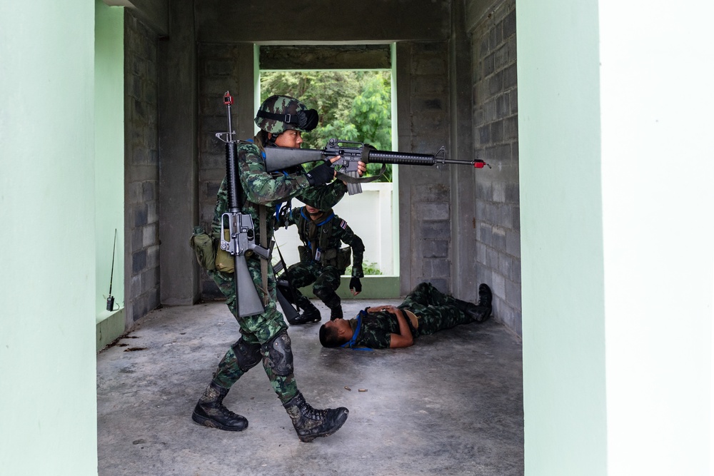 Idaho and Montana Army National Guard Soldiers conduct air assault operations training with the Royal Thai Army