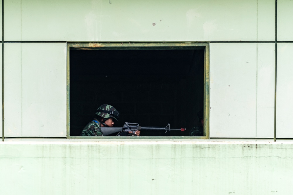 Idaho and Montana Army National Guard Soldiers conduct air assault operations training with the Royal Thai Army