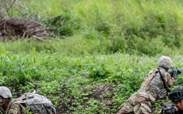Idaho and Montana Army National Guard Soldiers conduct air assault operations training with the Royal Thai Army
