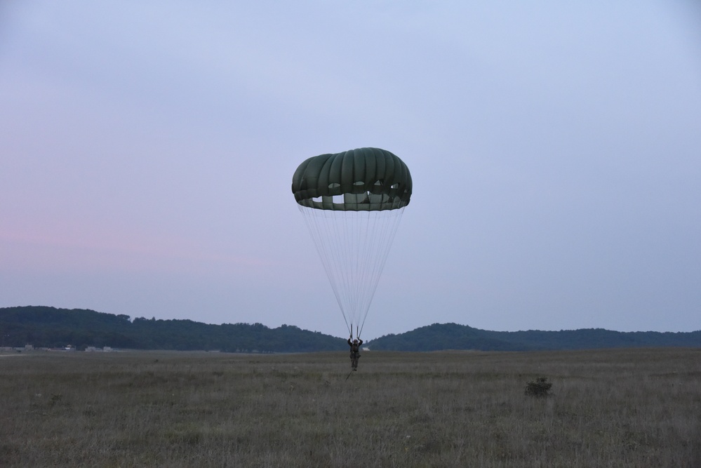 4th Recon Battalion Marines perform jump operations at Fort McCoy