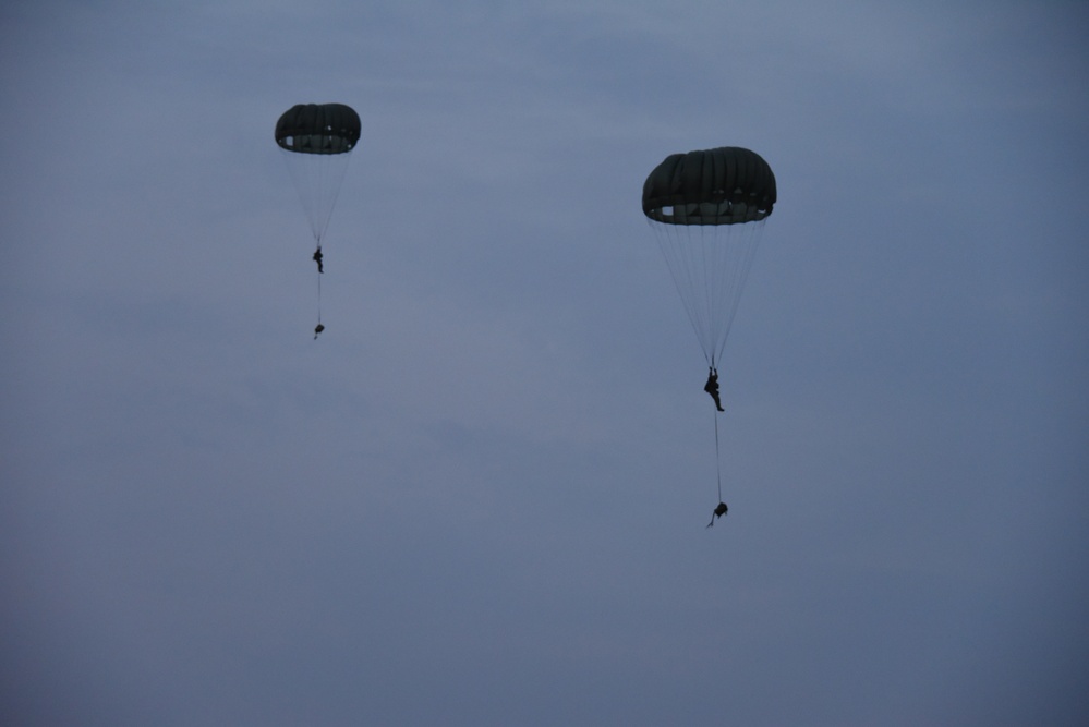 4th Recon Battalion Marines perform jump operations at Fort McCoy