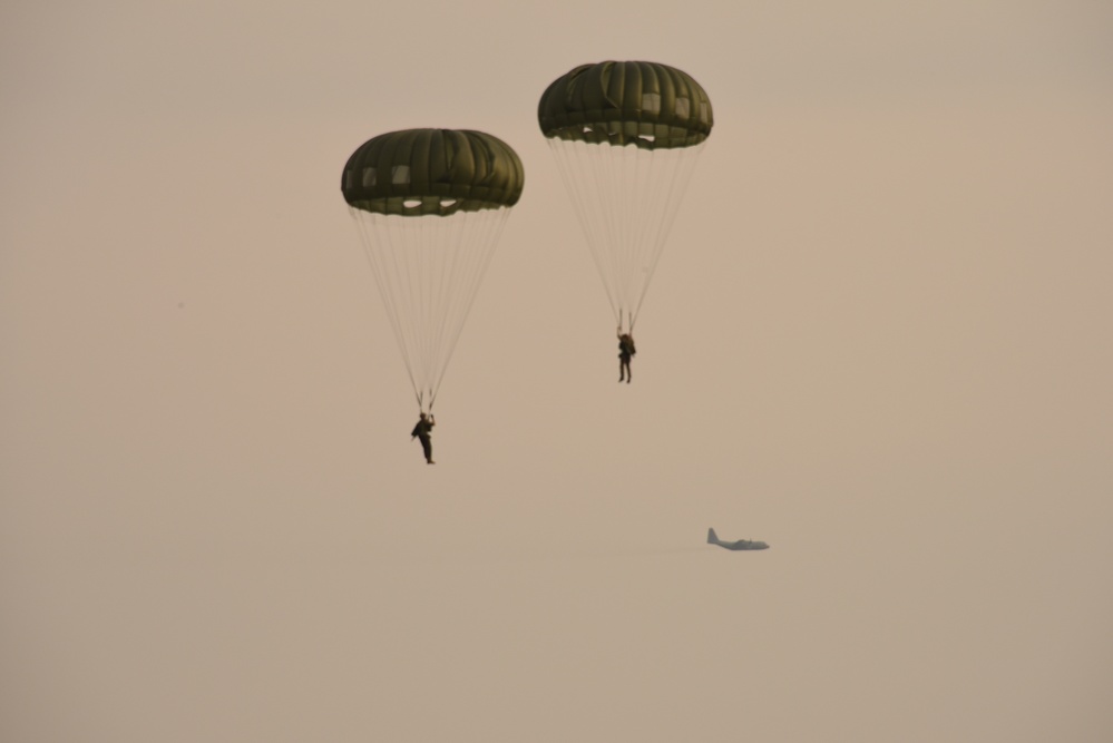 4th Recon Battalion Marines perform jump operations at Fort McCoy