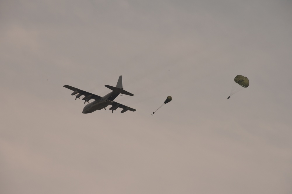 4th Recon Battalion Marines perform jump operations at Fort McCoy