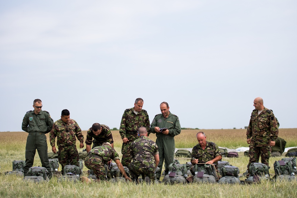 Romanian paratroopers leap from US aircraft