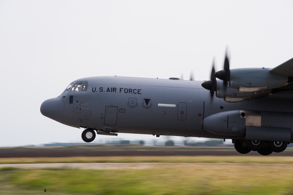 Romanian paratroopers leap from US aircraft