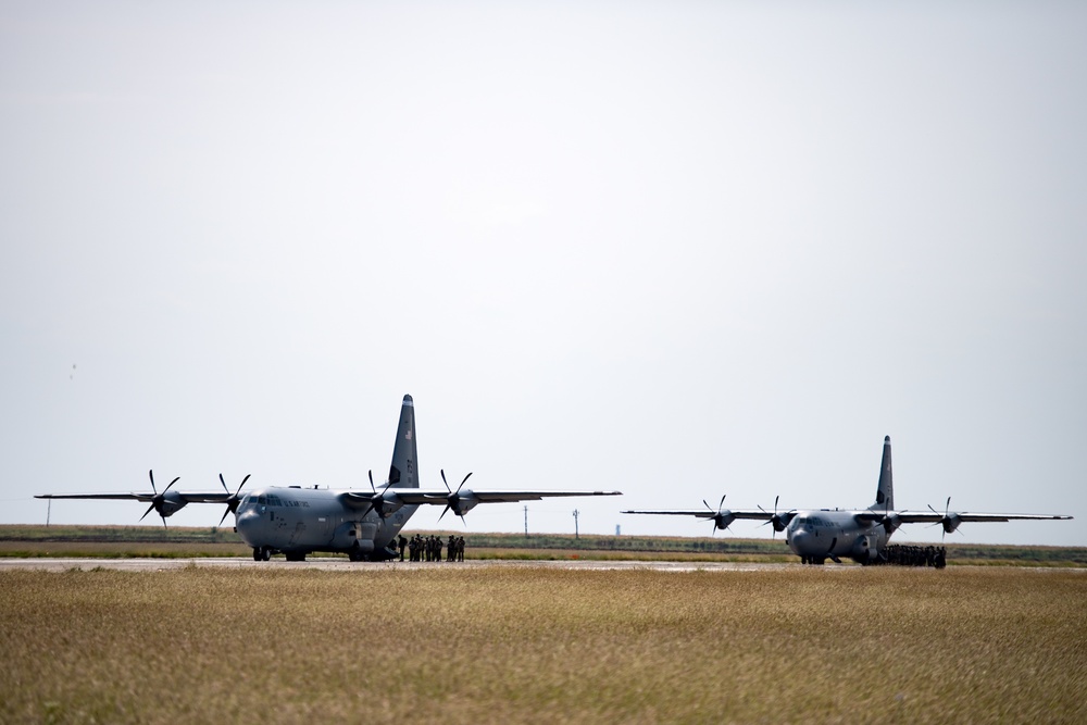 Romanian paratroopers leap from US aircraft