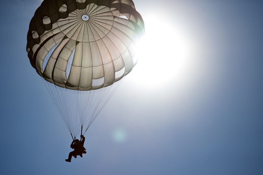 Romanian paratroopers leap from US aircraft