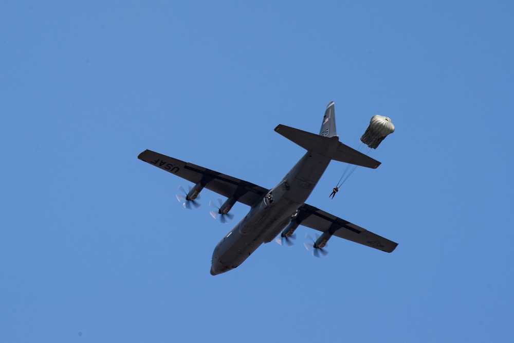 Romanian paratroopers leap from US aircraft