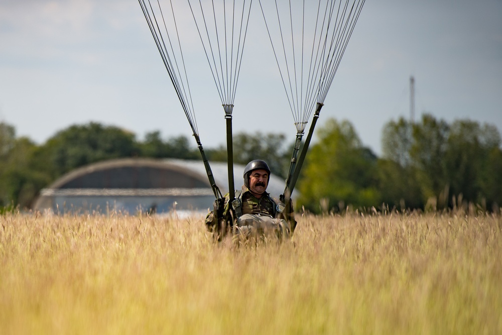 Romanian paratroopers leap from US aircraft