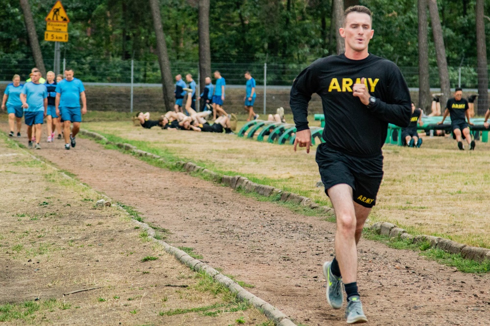 US, Polish Soldiers Participate in Morning PT