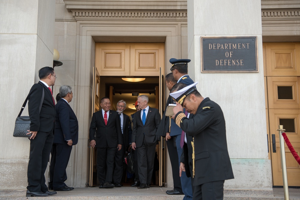 SD meets with Indonesian MinDef