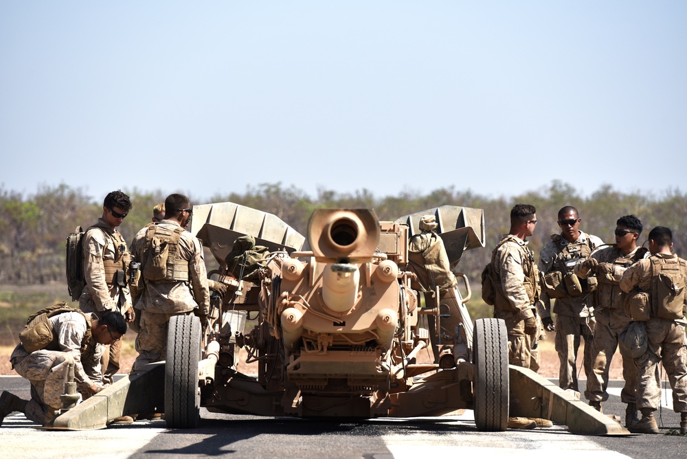 M777 Howitzer airlifted for first time by Marine Corps Osprey in the field in Australia