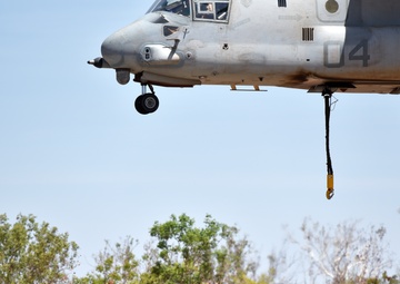 M777 Howitzer airlifted for first time by Marine Corps Osprey in the field in Australia