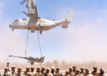 M777 Howitzer airlifted for first time by Marine Corps Osprey in the field in Australia