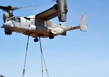 M777 Howitzer airlifted for first time by Marine Corps Osprey in the field in Australia