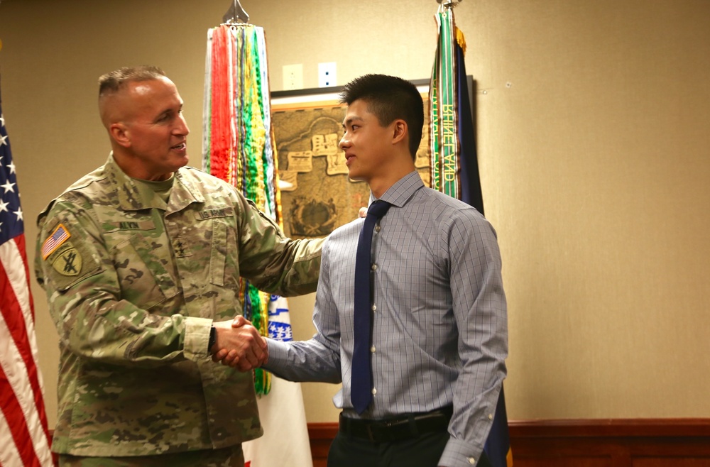 Soldiers Recieve Minuteman Scholarships