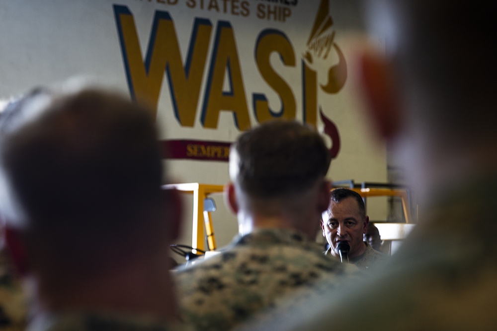 III MEF CG, I MEF deputy CG, visit embarked Marines, Sailors aboard USS Wasp