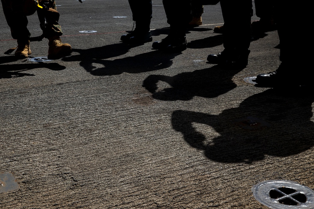 III MEF CG, I MEF deputy CG, visit embarked Marines, Sailors aboard USS Wasp