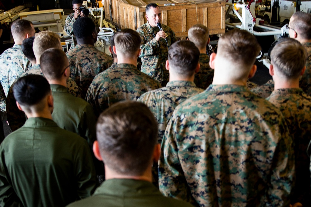 III MEF CG, I MEF deputy CG, visit embarked Marines, Sailors aboard USS Wasp