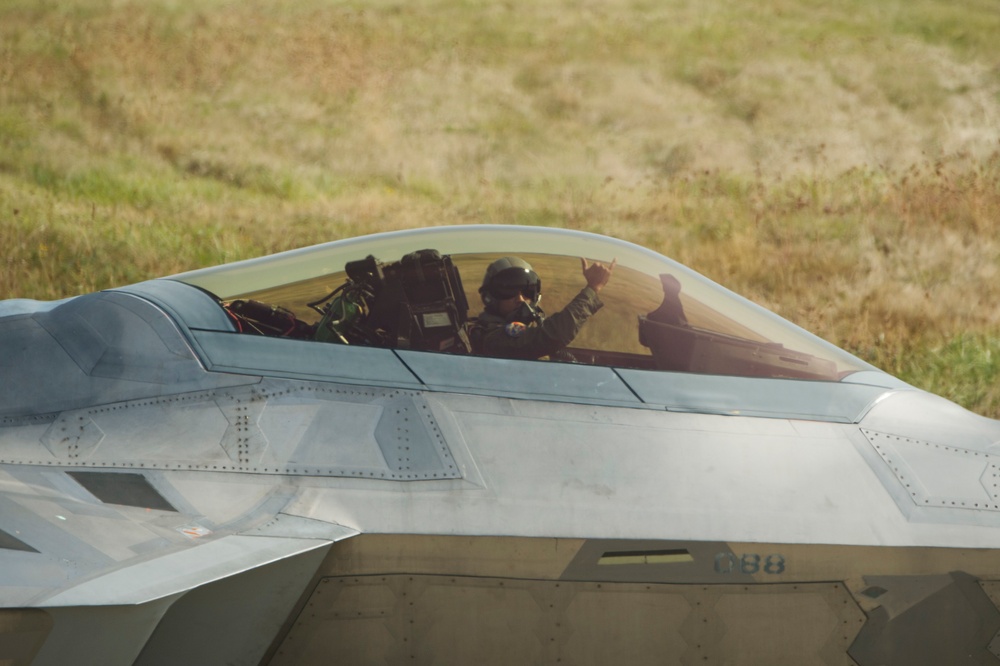 F-22s successfully complete flying training deployment