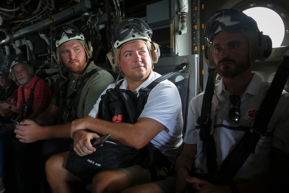 Locals ride MV-22 Osprey during Marine Week