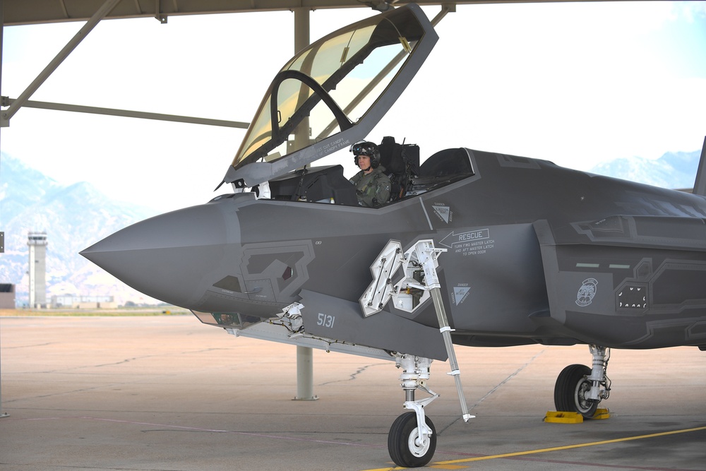 First woman pilot to go direct for F-35C conversion after getting Wings of  Gold – Alert 5
