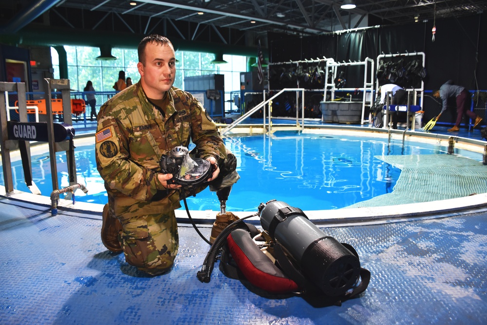 SMDC Soldier, Wounded Warrior, reenlists 30 feet underwater