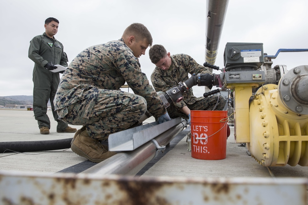 Fill 'er up: H&amp;HS Marines re-fuel AH-1Z Viper attack helicopters