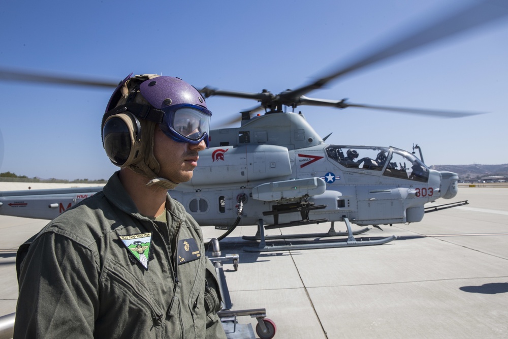 Fill 'er up: H&amp;HS Marines re-fuel AH-1Z Viper attack helicopters