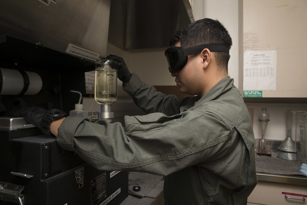 Fill 'er up: H&amp;HS Marines re-fuel AH-1Z Viper attack helicopters