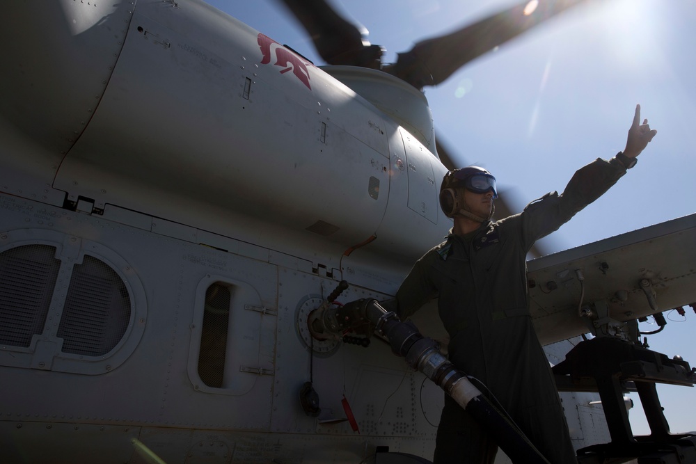 Fill 'er up: H&amp;HS Marines re-fuel AH-1Z Viper attack helicopters
