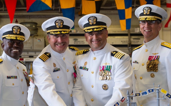 Bonhomme Richard Holds Change of Command Ceremony