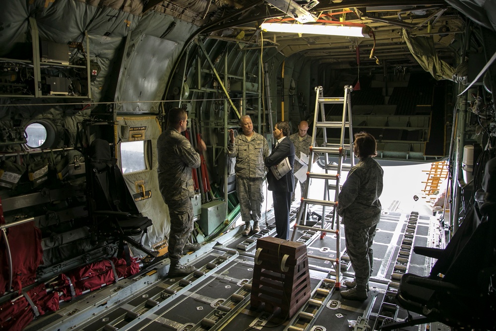 Ohio Congressman Visits 179th Airlift Wing