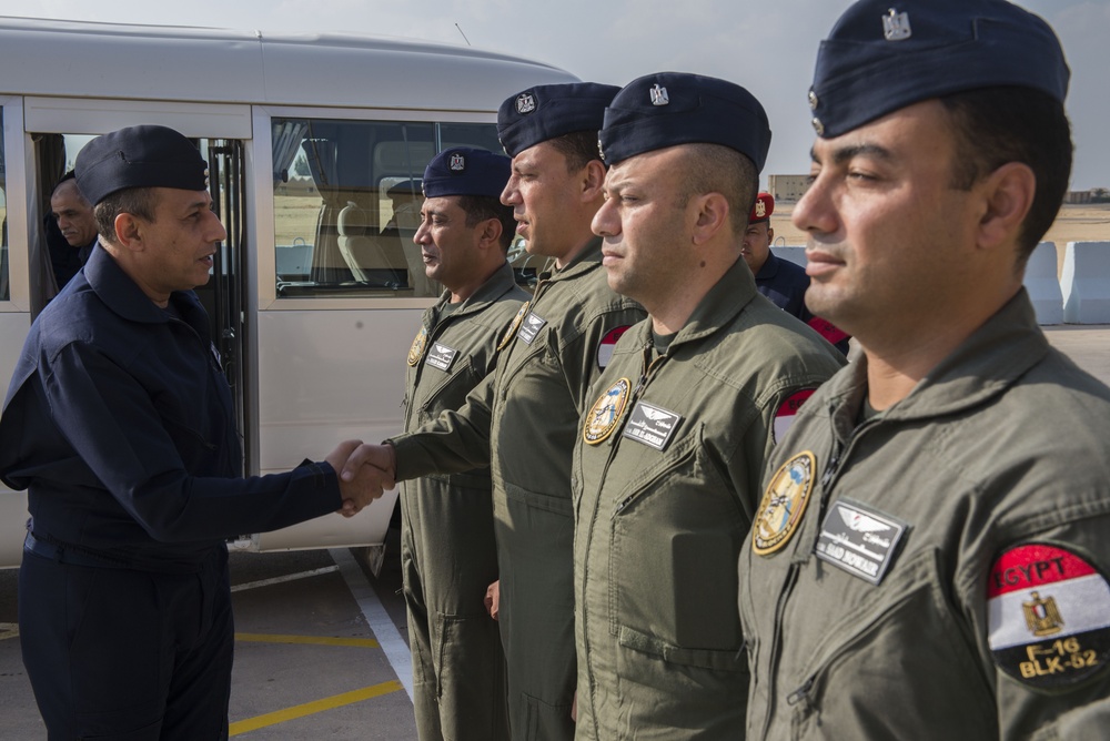 Egyptian Chief of Air Staff visits F-16 pilots