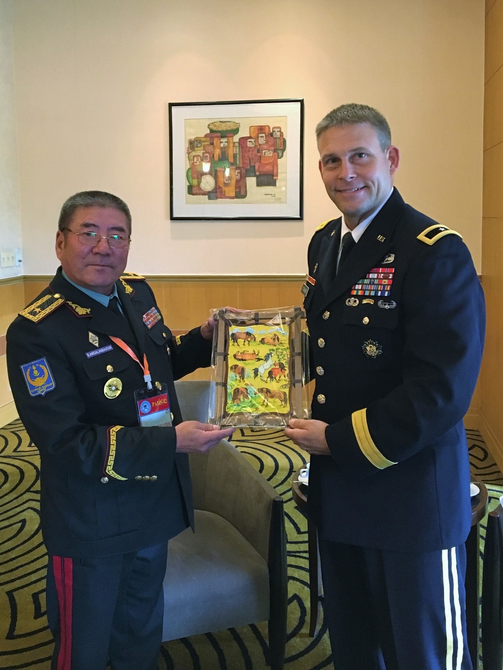 Brig. Gen. Tickner receives gift during exchange with Mongolia Land Forces Command Commanding General