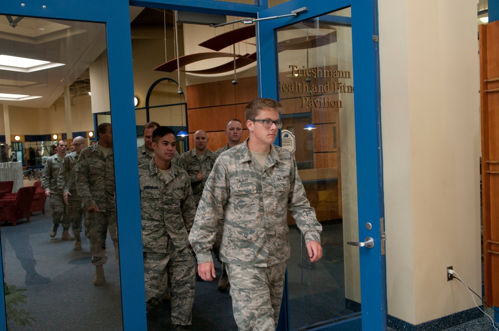 VNG personnel assist setting up state-managed shelters