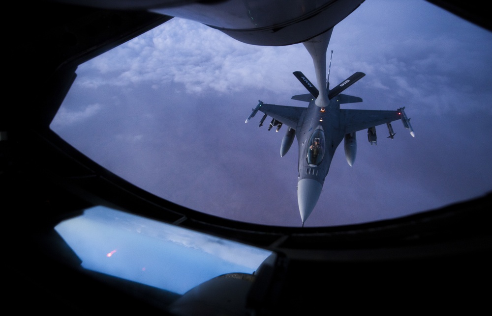 28th EARS refuels F-15s and F-16s over Iraq