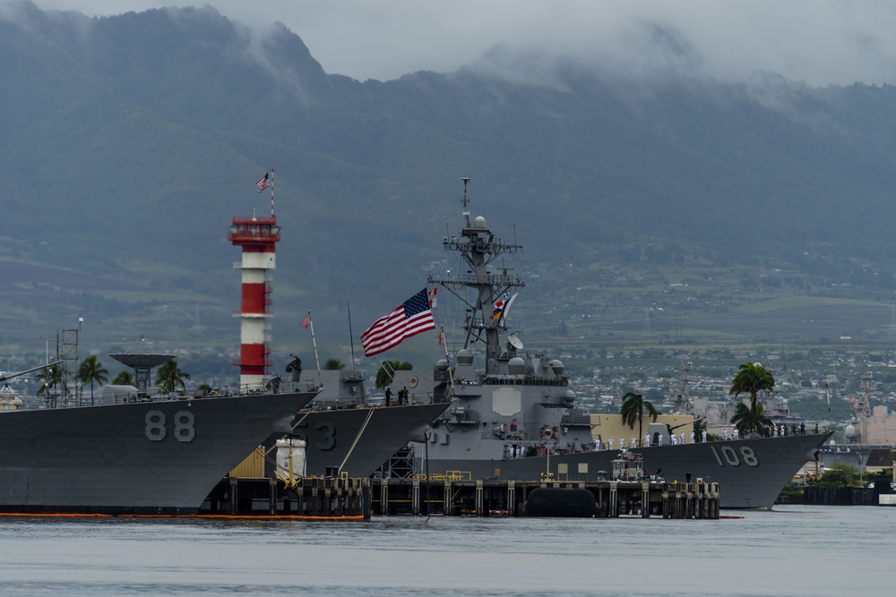 Aloha!  Wayne E. Meyer arrives to her new home at Pearl Harbor