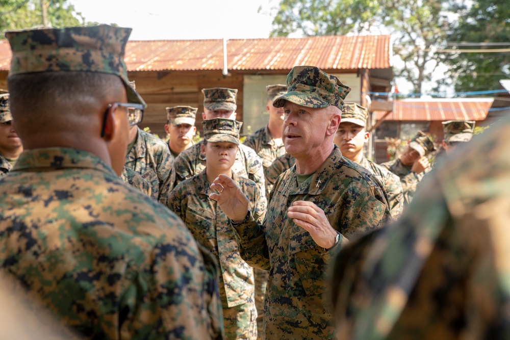 MARFORSOUTH commander visits Soto Cano