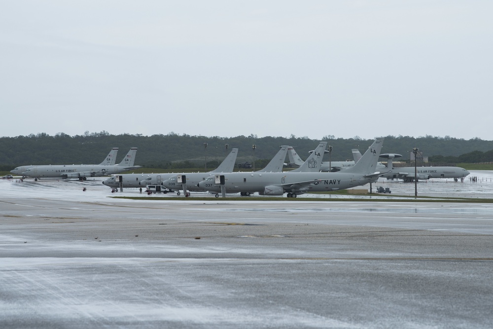 Air Force and Navy C2 aircraft prepare for Valiant Shield 18