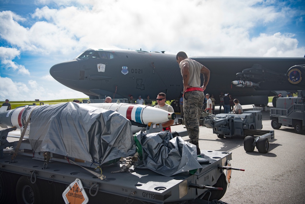 B-52 tests new extended range mine