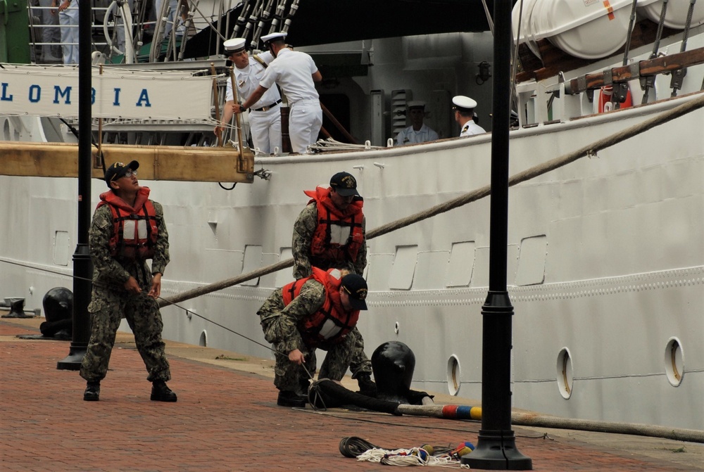Crew members from USS Oscar Austin (DDG-79) handle lines for ARC Gloria
