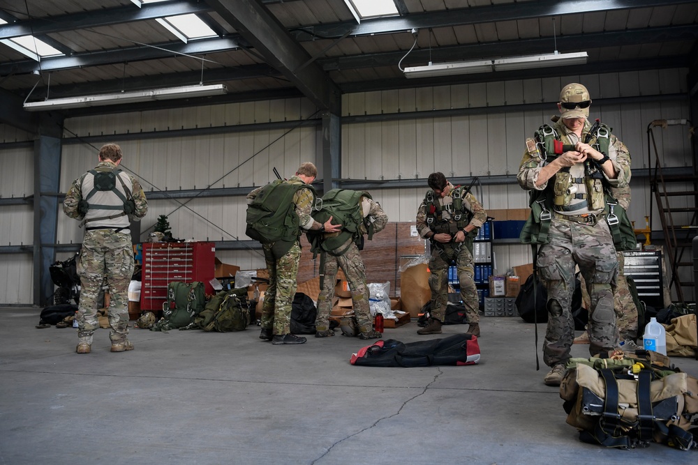 320 STS jumps onto Kwajalein Atoll