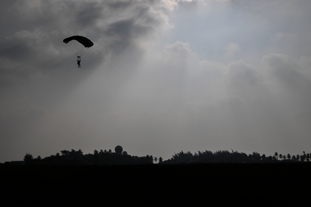 320 STS jumps onto Kwajalein Atoll