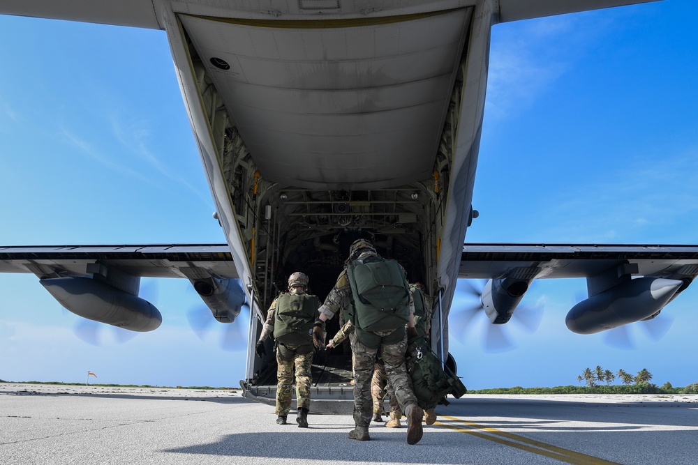 320 STS jumps onto Kwajalein Atoll